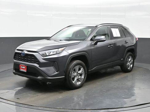 Used 2022 Toyota RAV4 LE AWD/4WD image 2