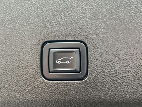 Used 2023 Chevrolet Traverse LT image 18