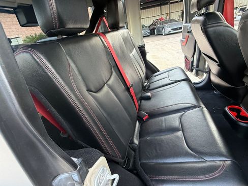Used 2018 Jeep Wrangler Unlimited Rubicon AWD/4WD image 18
