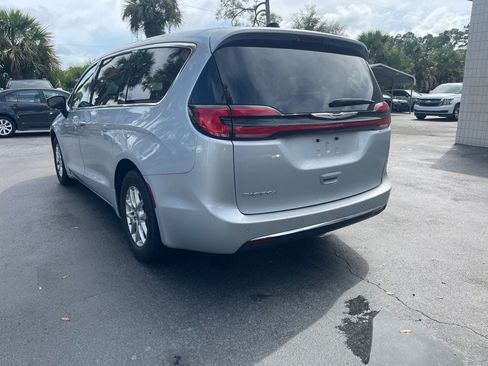 Used 2024 Chrysler Pacifica Touring-L FWD image 3