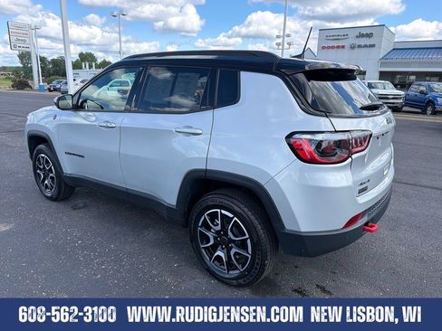 Used 2025 Jeep Compass Trailhawk AWD/4WD image 3