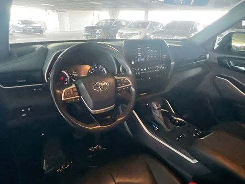 Used 2023 Toyota Highlander XSE FWD image 28