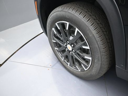 New 2026 Chevrolet Traverse LT w/ Sun and Wheel Package FWD image 37