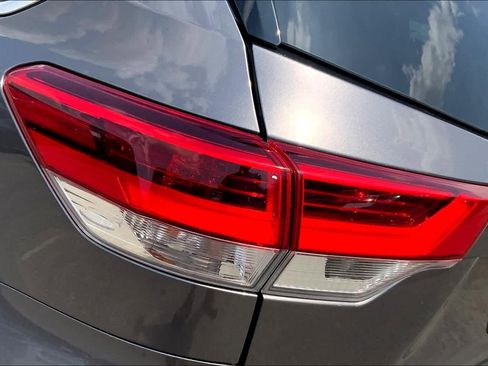 Used 2017 Toyota Highlander XLE image 28