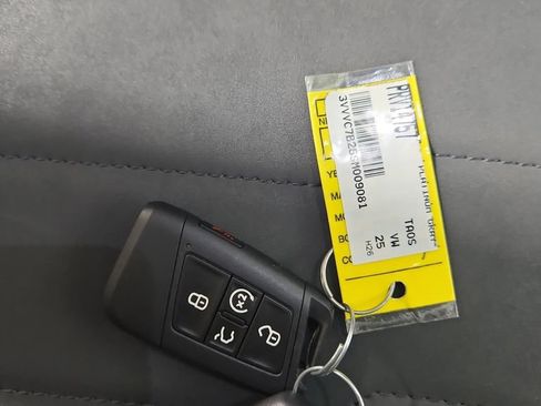Used 2025 Volkswagen Taos SE w/ Panoramic Sunroof Package AWD/4WD image 30