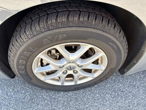 Used 2023 Chrysler Pacifica Touring-L image 11