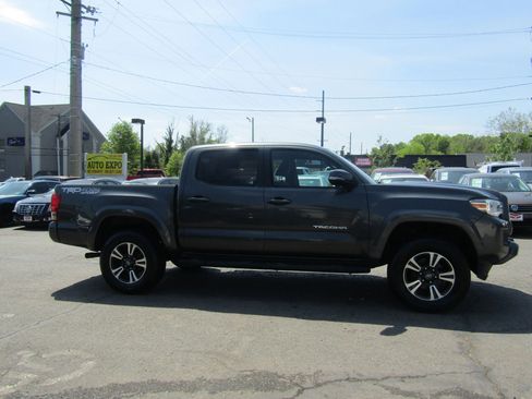 Used 2017 Toyota Tacoma TRD Sport w/ Premium & Technology Package image 9