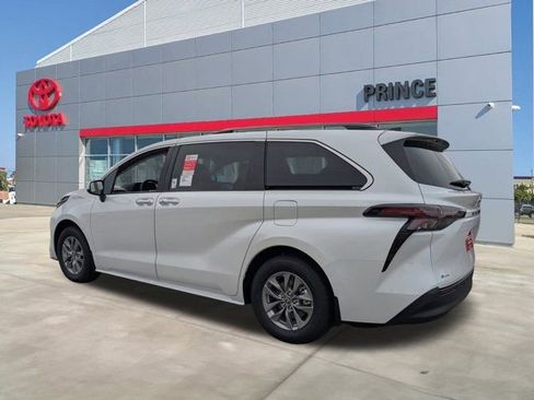 New 2026 Toyota Sienna XLE image 6