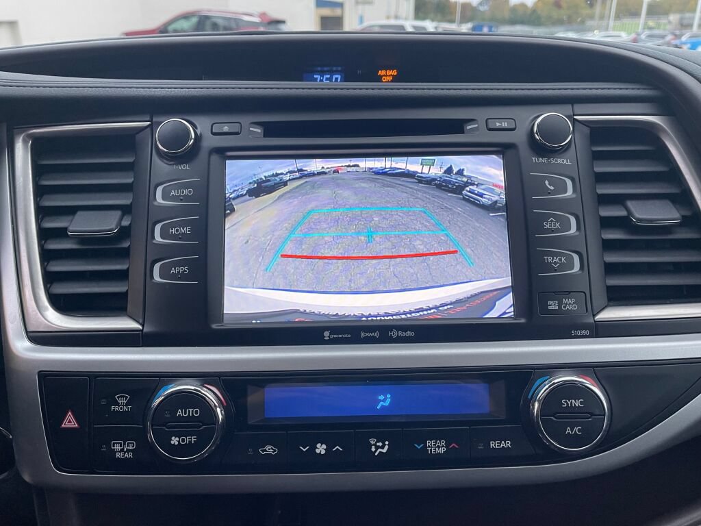 Used 2019 Toyota Highlander XLE AWD/4WD image 14
