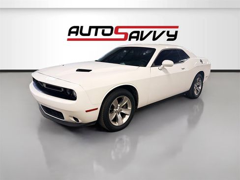 Used 2022 Dodge Challenger SXT image 3