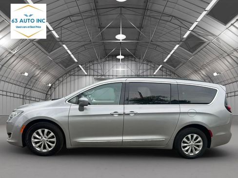 Used 2017 Chrysler Pacifica Touring-L FWD image 2