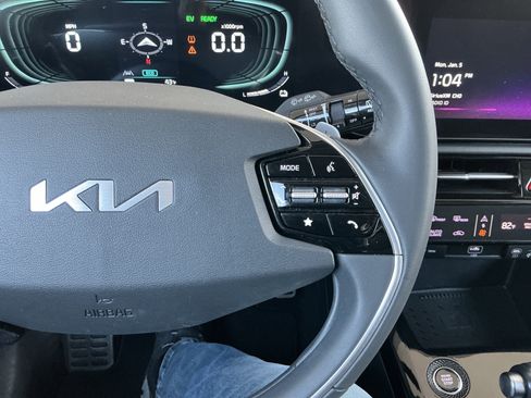 Used 2023 Kia Niro EX Touring image 13