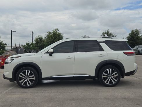 Used 2023 Nissan Pathfinder Platinum FWD image 2