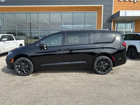 New 2026 Chrysler Pacifica Limited w/ S Appearance Package AWD/4WD image 9
