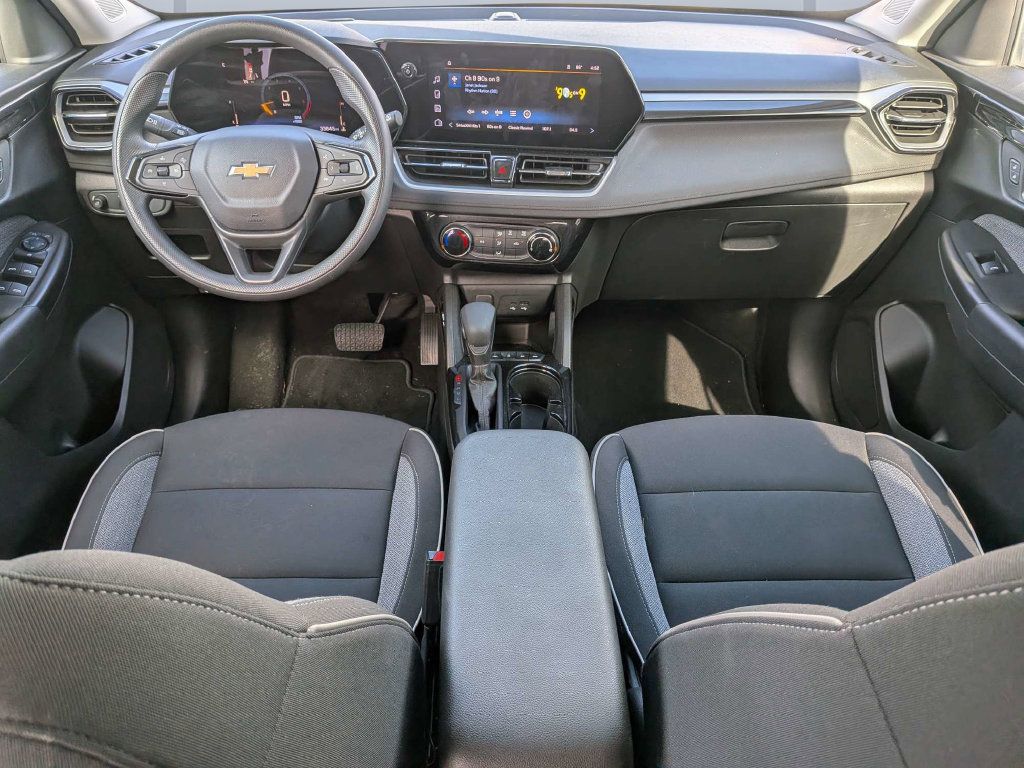 Used 2025 Chevrolet TrailBlazer LT AWD/4WD image 18