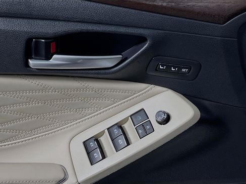 Used 2019 Toyota Avalon Limited image 17