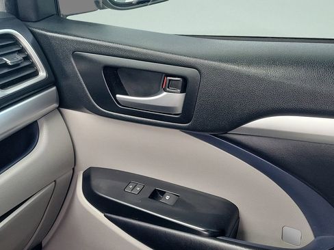Used 2019 Toyota Highlander XLE image 16