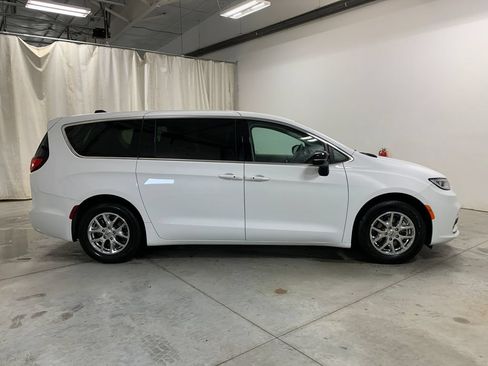 Used 2024 Chrysler Pacifica Touring-L FWD image 11