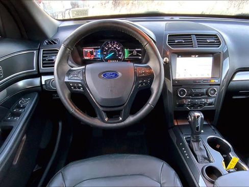 Used 2018 Ford Explorer XLT w/ Equipment Group 202A image 5