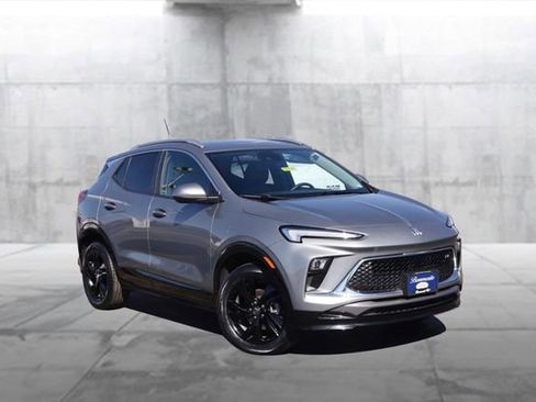 Used 2024 Buick Encore GX Sport Touring image 2