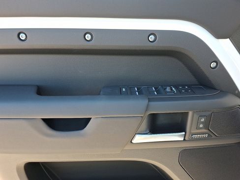 New 2026 Land Rover Defender 110 X-Dynamic SE image 5