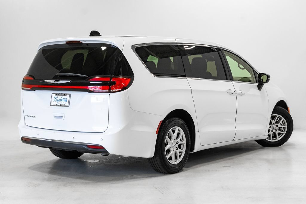 Certified 2024 Chrysler Pacifica Touring-L FWD image 30