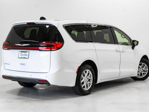 Certified 2024 Chrysler Pacifica Touring-L FWD image 30