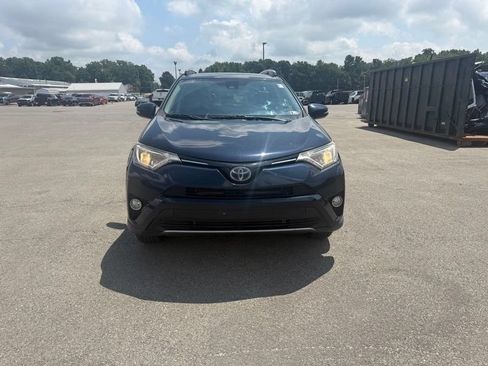 Used 2018 Toyota RAV4 XLE AWD/4WD image 2
