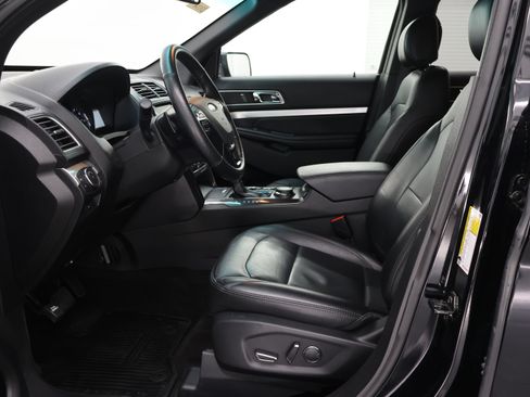 Used 2017 Ford Explorer XLT w/ Equipment Group 202A AWD/4WD image 8