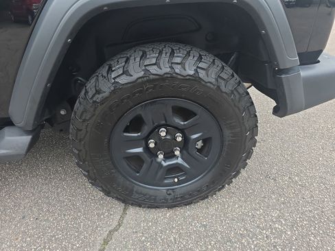 Used 2025 Jeep Wrangler Sport AWD/4WD image 33