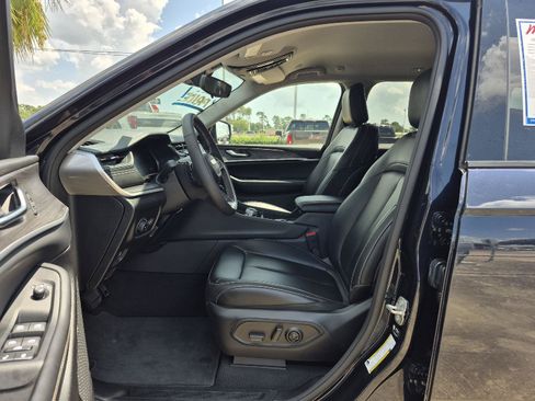Used 2023 Jeep Grand Cherokee Limited AWD/4WD image 2