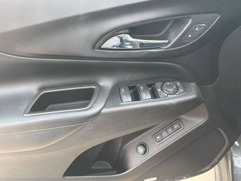Used 2018 Chevrolet Equinox Premier image 11