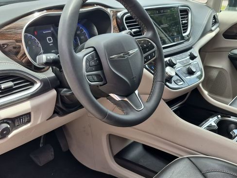 Used 2024 Chrysler Pacifica Limited image 7