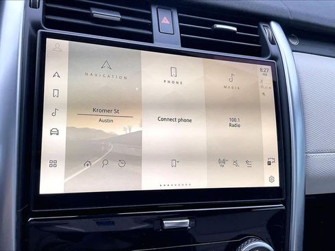 Used 2023 Land Rover Discovery Metropolitan Edition image 32