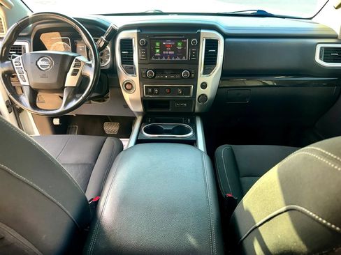 Used 2019 Nissan Titan SV w/ SV Convenience Package RWD image 16