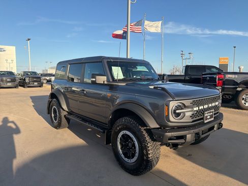 Used 2024 Ford Bronco Badlands image 8
