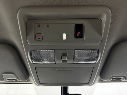 Used 2018 Nissan Titan SL w/ Chrome Package AWD/4WD image 18