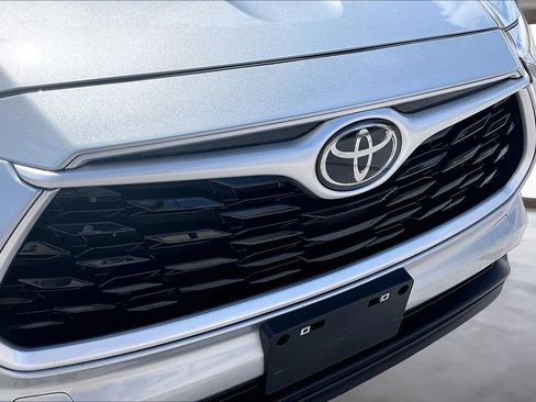 Used 2023 Toyota Highlander XLE FWD image 33