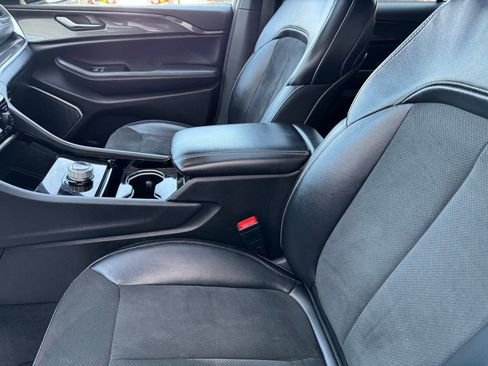 Used 2022 Jeep Grand Cherokee L Laredo image 23