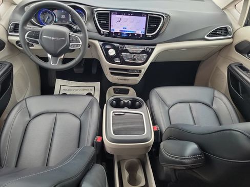 Used 2024 Chrysler Pacifica Touring-L FWD image 12