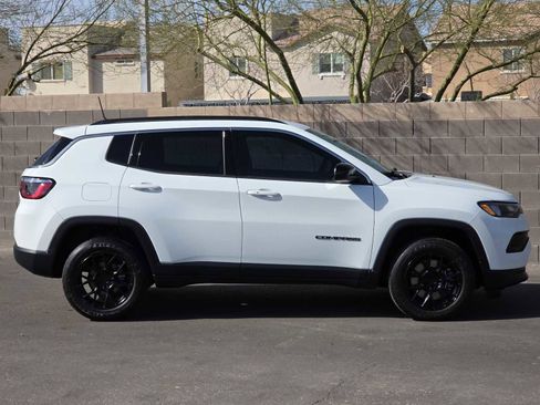 Used 2024 Jeep Compass Latitude image 10