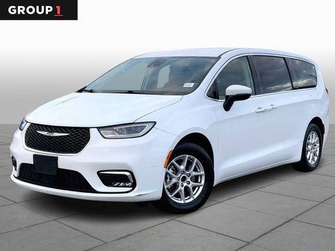 Used 2023 Chrysler Pacifica Touring-L image 1