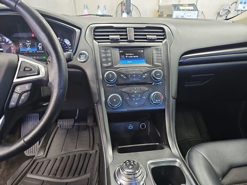 Used 2018 Ford Fusion SE w/ Equipment Group 201A image 19