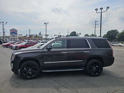 Used 2017 Cadillac Escalade Luxury image 3