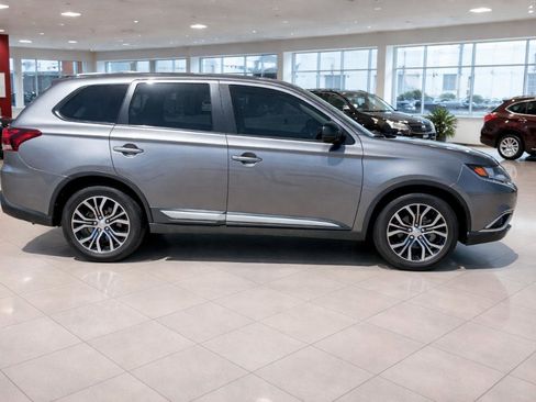 Used 2018 Mitsubishi Outlander ES image 2