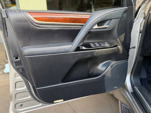 Used 2017 Lexus LX 570 4WD w/ Luxury Package image 41