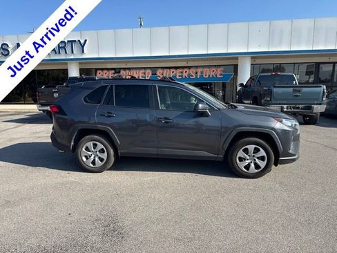 Used 2021 Toyota RAV4 LE FWD image 4
