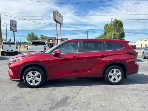 Used 2023 Toyota Highlander LE AWD/4WD image 3