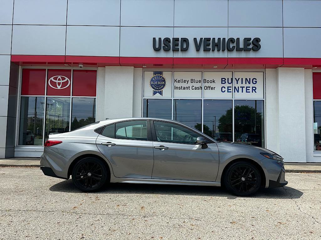 Used 2025 Toyota Camry SE FWD image 6