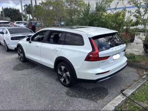Used 2024 Volvo V60 B5 Cross Country Plus image 2